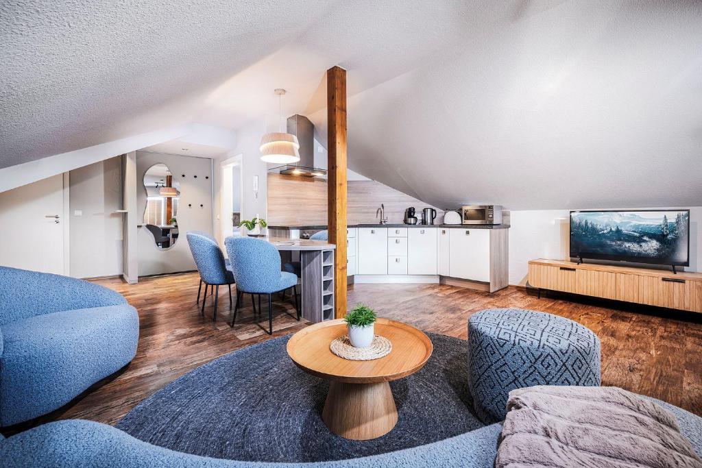 una sala de estar con un sofá y una mesa en Edelweiss Appartements 'ETTELSBERG' deluxe inkl Wellness-Spa und MeineCardPlus, en Willingen
