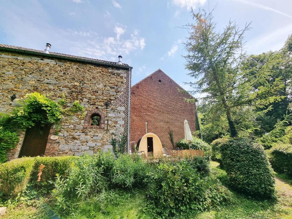 Aed väljaspool majutusasutust Gîte de la Ferme de Seron - gîte de charme à la campagne avec sauna