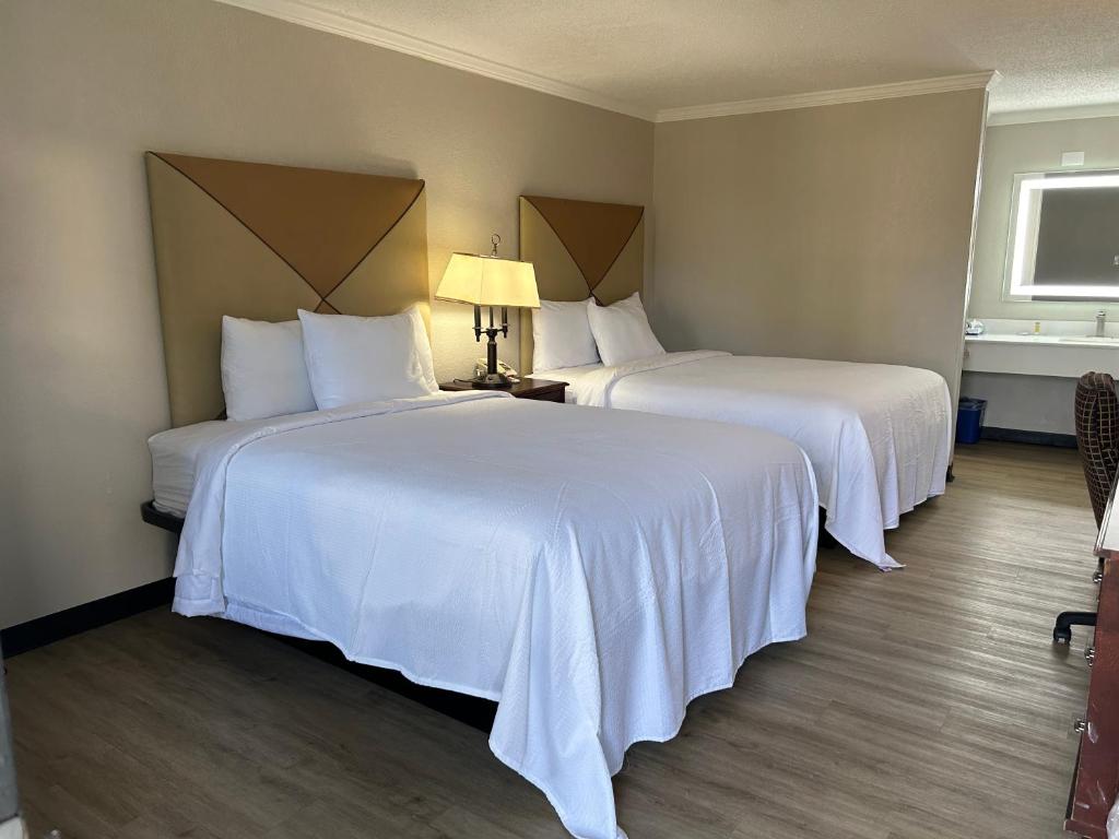 Days Inn by Wyndham Hinesville Near Fort Stewart, Newly Renovated, Free Hot Breakfast, Restaurant and Bar - Queen Room Met Twee Queensize Bedden - Niet -roken