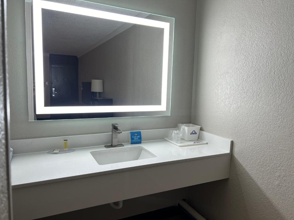 Days Inn by Wyndham Hinesville Near Fort Stewart, Newly Renovated, Free Hot Breakfast, Restaurant and Bar - King Room - Fumar