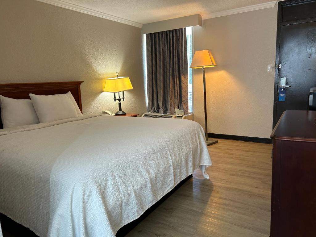 Days Inn by Wyndham Hinesville Near Fort Stewart, Newly Renovated, Free Hot Breakfast, Restaurant and Bar - King Room - No Fumadores