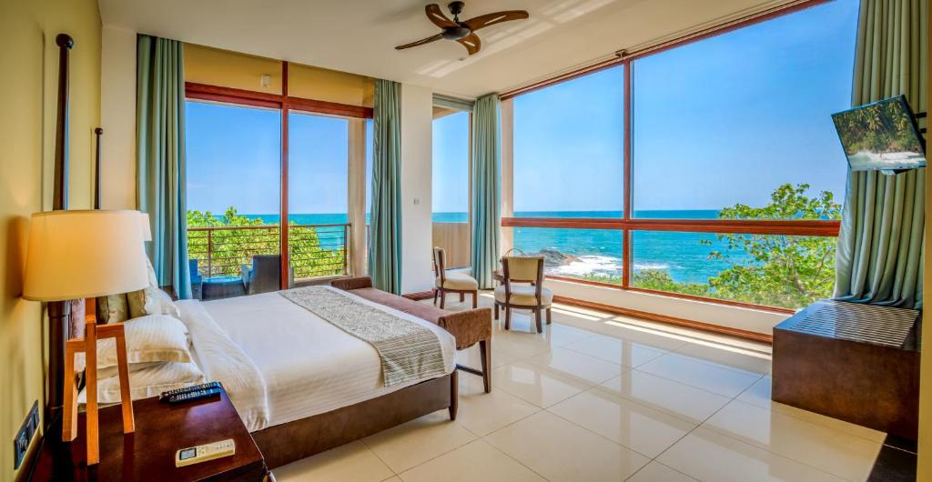 una camera da letto con un letto e vista sull'oceano di Sooriya Resort & Spa a Tangalle