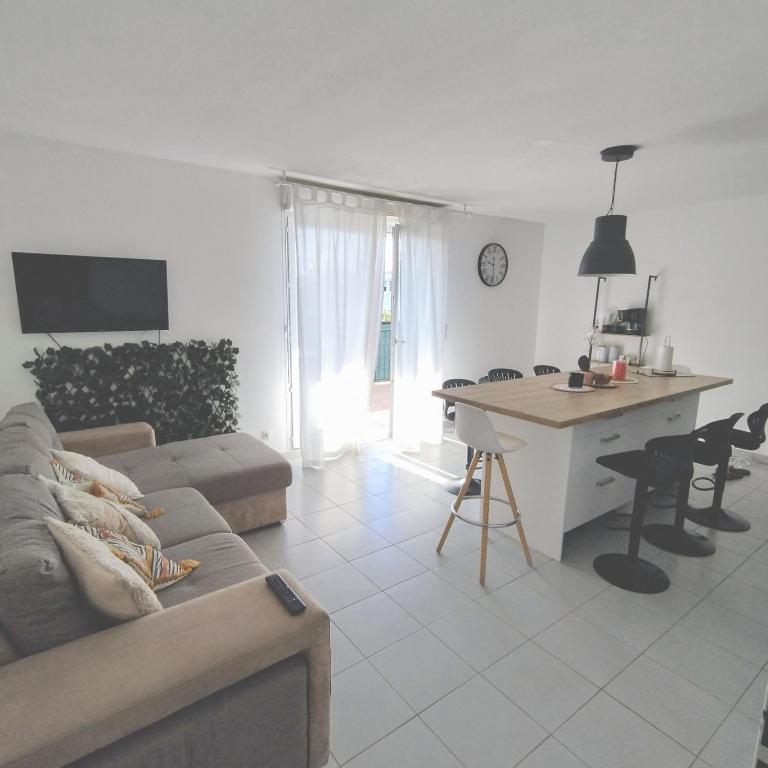 un salon avec un canapé, une table et un bureau dans l'établissement t4 spacieux, à La Seyne-sur-Mer