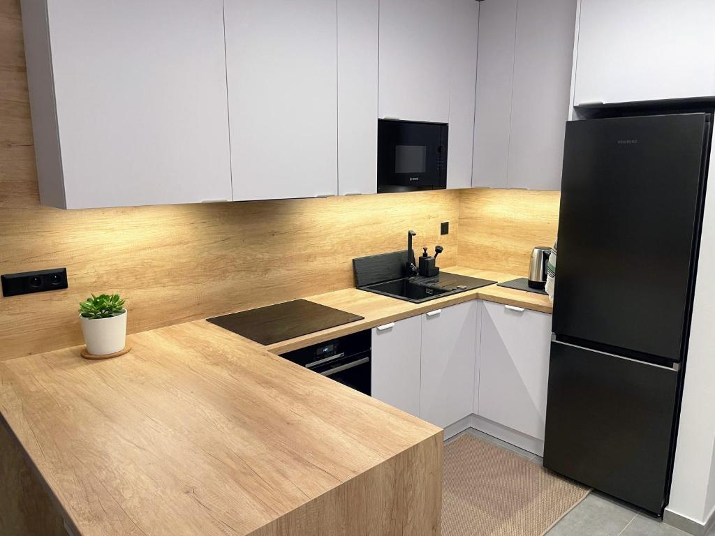 Kuchyň nebo kuchyňský kout v ubytování Moderný apartmán NAVIA Rajecké Teplice obklopený nádhernou prírodou a wellness