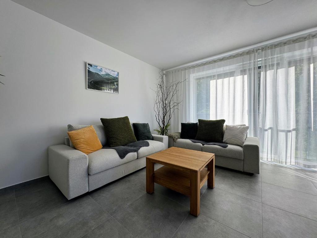 Posezení v ubytování Moderný apartmán NAVIA Rajecké Teplice obklopený nádhernou prírodou a wellness