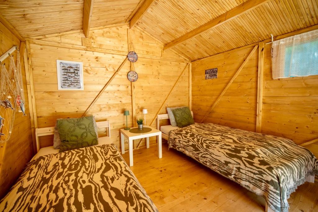 Postel nebo postele na pokoji v ubytování Ostende - Chatky u Sázavy