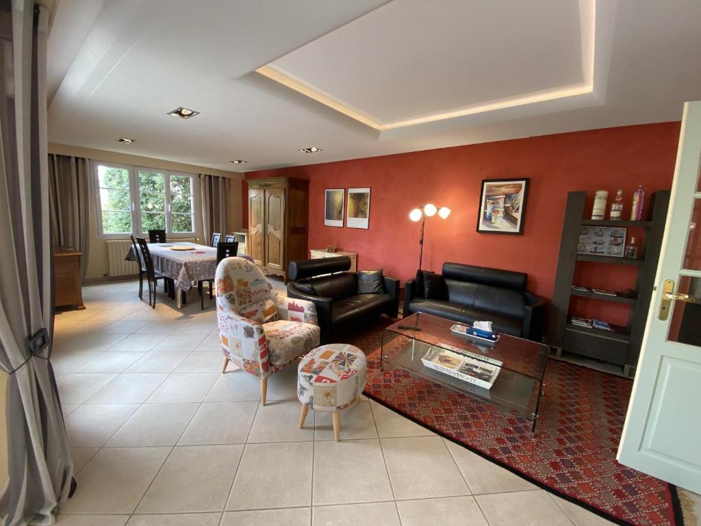 un salon avec un canapé et une table dans l'établissement Maison familiale 100m de la plage 