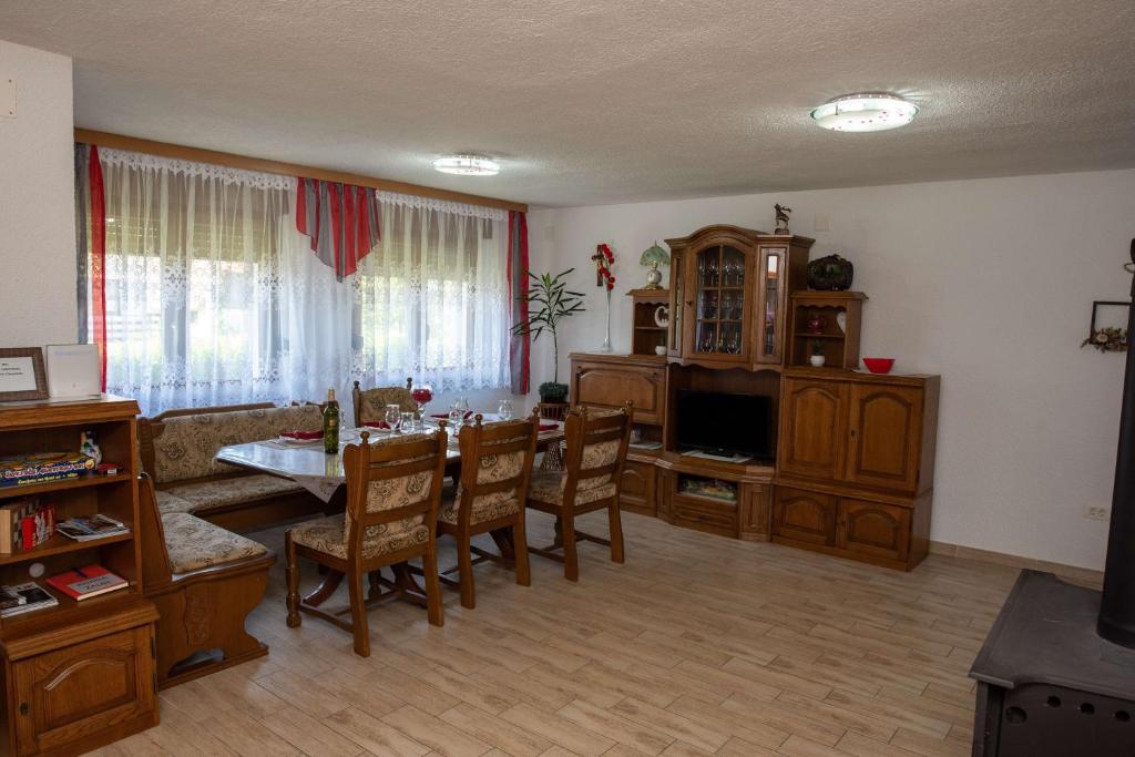 Televízia a/alebo spoločenská miestnosť v ubytovaní Kuća za odmor Boki