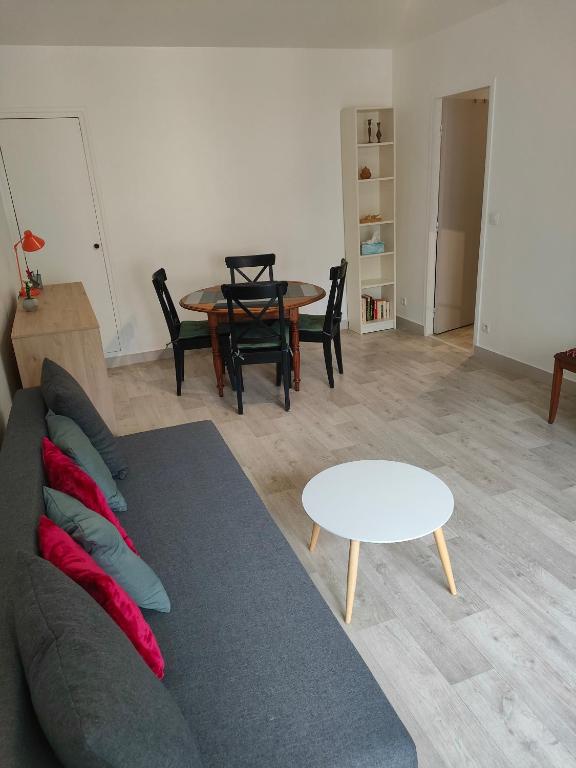 un salon avec un canapé et une table dans l'établissement Location d'appartements 47 m, à Paris
