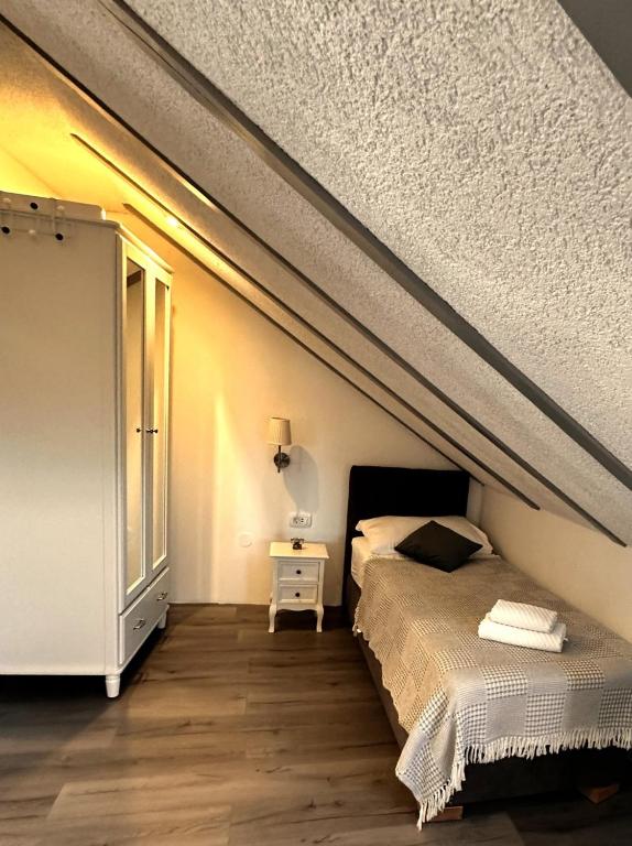 XIV Century Rooms - 8