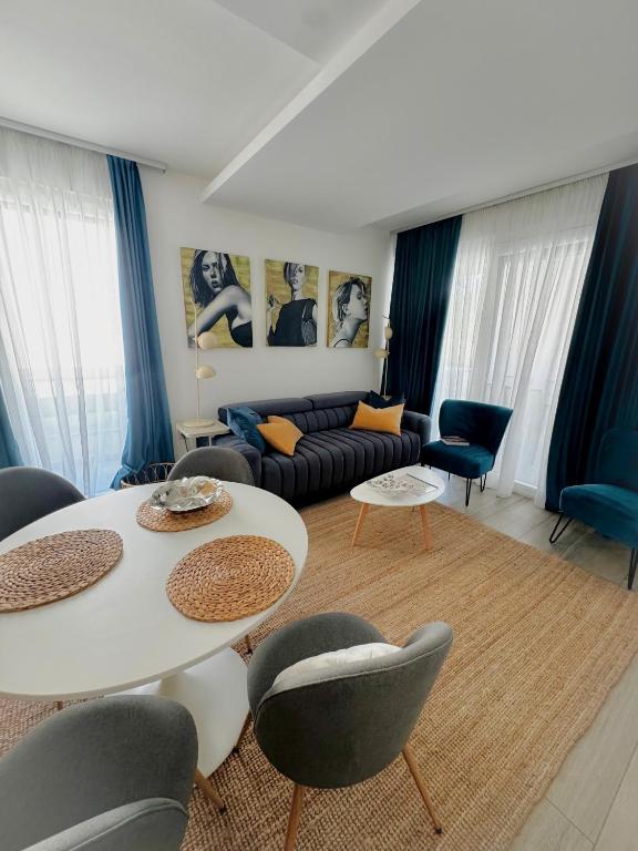 Ein Sitzbereich in der Unterkunft LuxArt City Spa Gallery Residence Krk