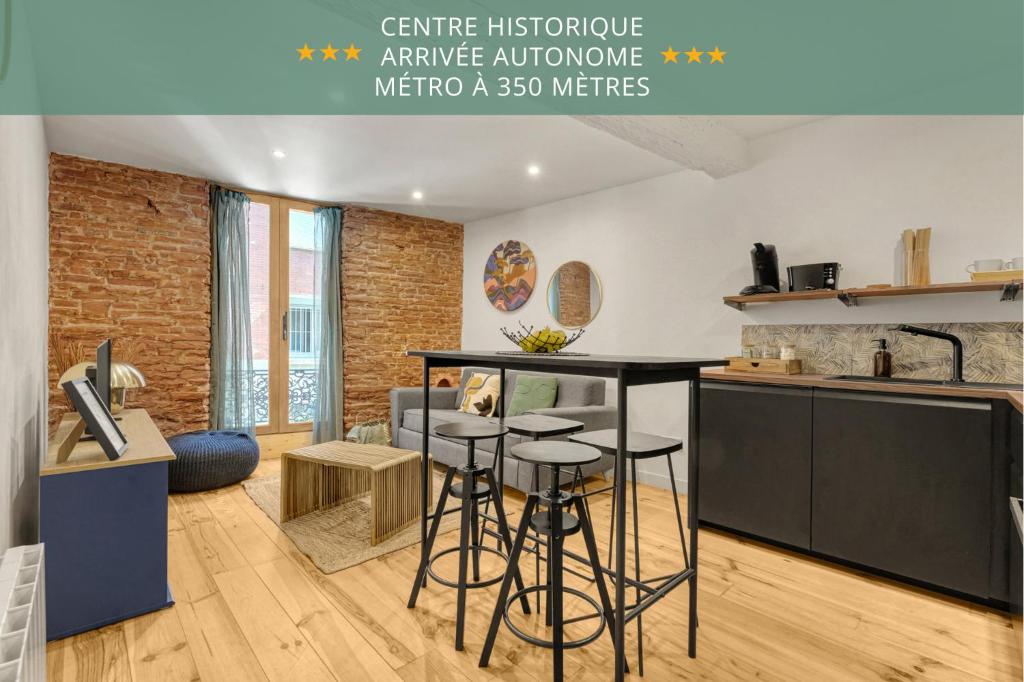 une cuisine avec un comptoir et des tabourets dans l'établissement Le Caraman Bohème - Confort à deux pas du métro, à Toulouse