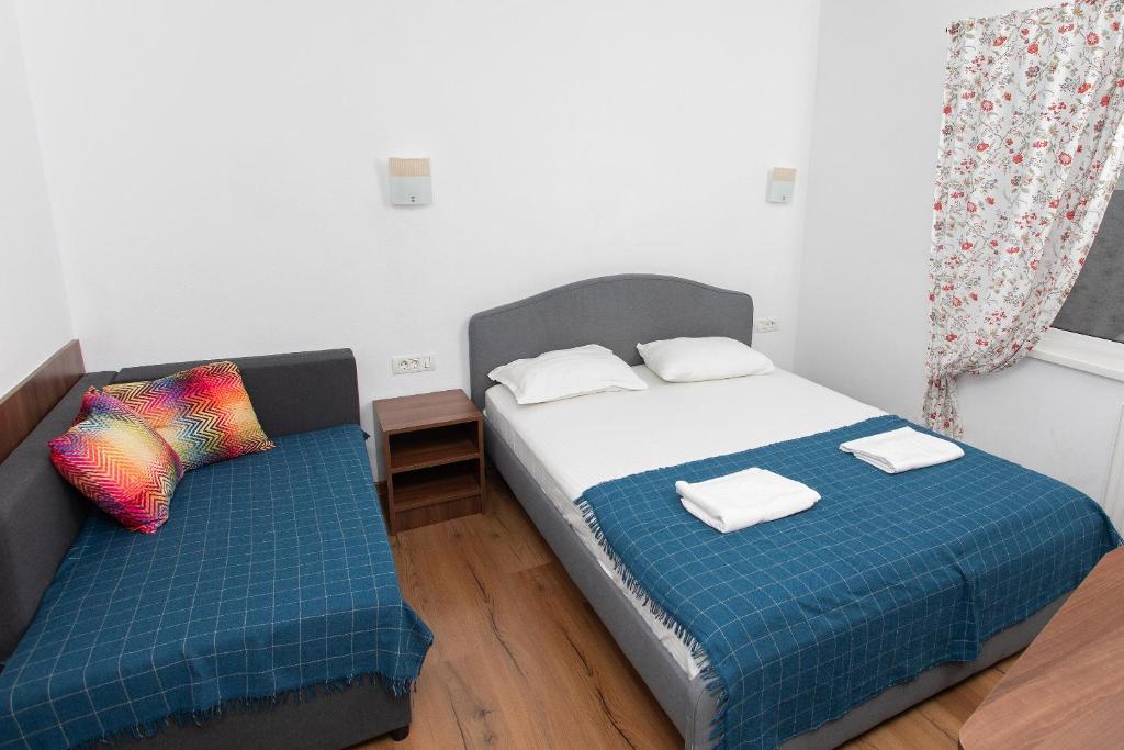 a bedroom with two beds and a table with towels at Casa Ormenisan in Baile Felix