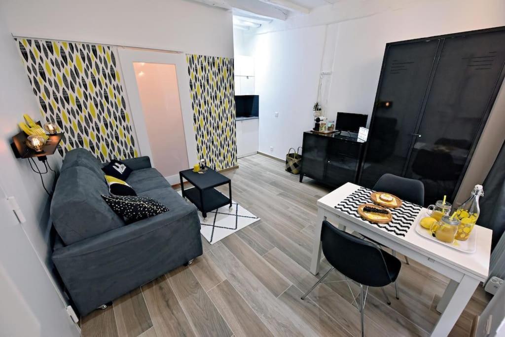 un salon avec un canapé et une table dans l'établissement Cosy studio LEMONADE in Bastille, à Paris