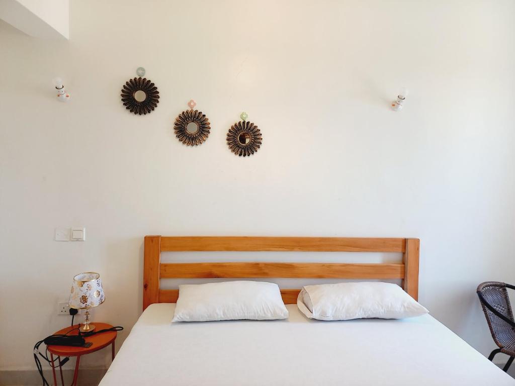 Un dormitorio con una cama y dos espejos en la pared. en Studio at Mombasa, Kisimani, Apt 907, en Mombasa