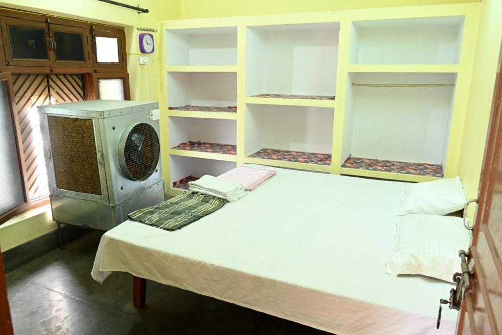 Voodi või voodid majutusasutuse Sandhya Guest House toas