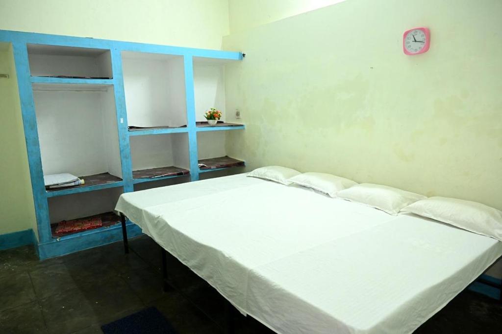 Voodi või voodid majutusasutuse Sandhya Guest House toas