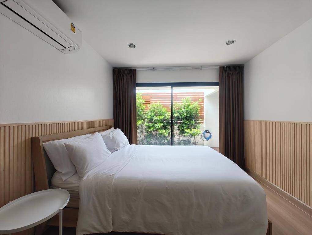 Postel nebo postele na pokoji v ubytování Merry house บ้านพักริมหาดบางแสน