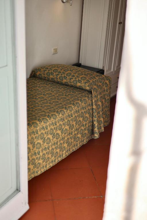 A bed or beds in a room at Hotel Sassi