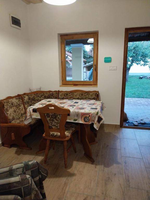 Posedenie v ubytovaní Délibáb Apartman