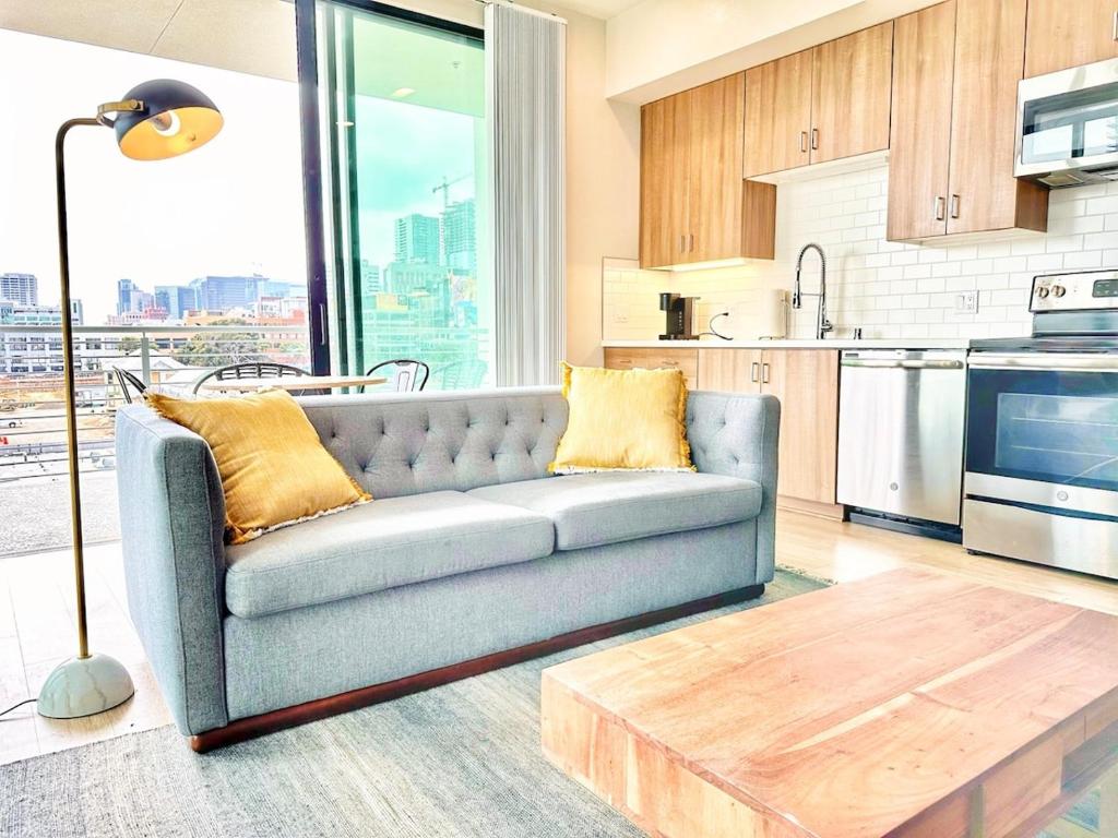 Kuchyň nebo kuchyňský kout v ubytování One Bedroom Apartment Wbalcony And City Views!