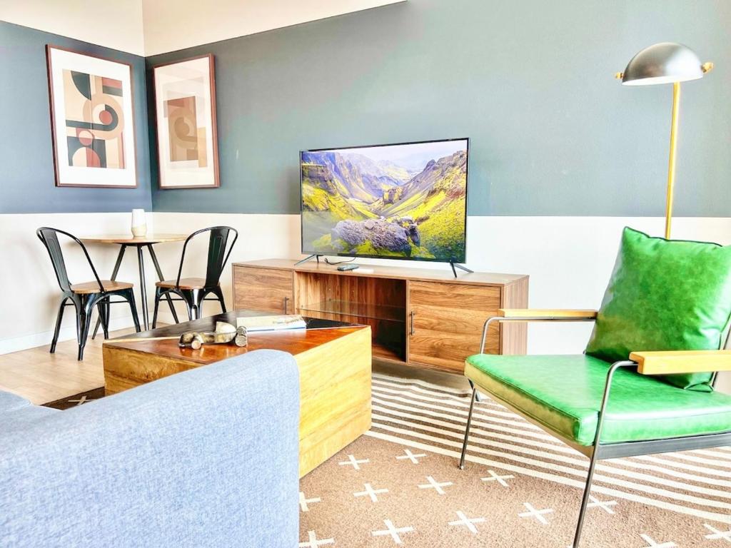 Una sala de estar con un sofá y un televisor. en Sunset Stay In Downtown San Diego, en San Diego