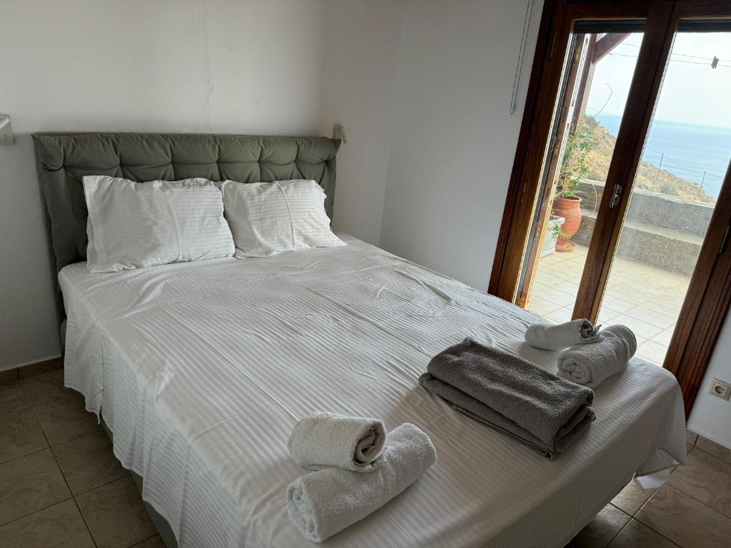 Posteľ alebo postele v izbe v ubytovaní Andros Escape Condos