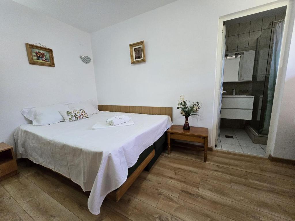 Vila Eliade - Budget Triple Room