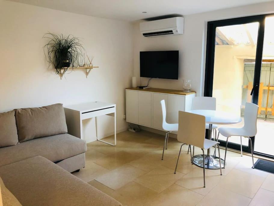 un salon avec un canapé et une table dans l'établissement T2 cosy tout équipé avec terrasse plancha, à Montauroux