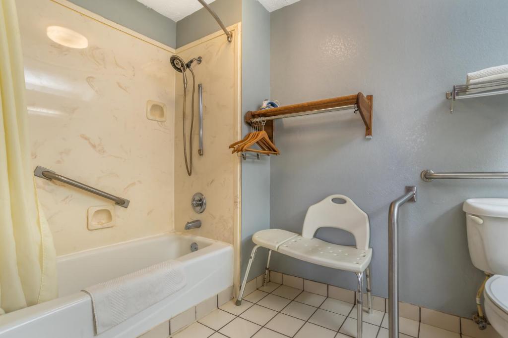 Econo Lodge Inn & Suites Philadelphia MS - King Room - Accessible/Smoking