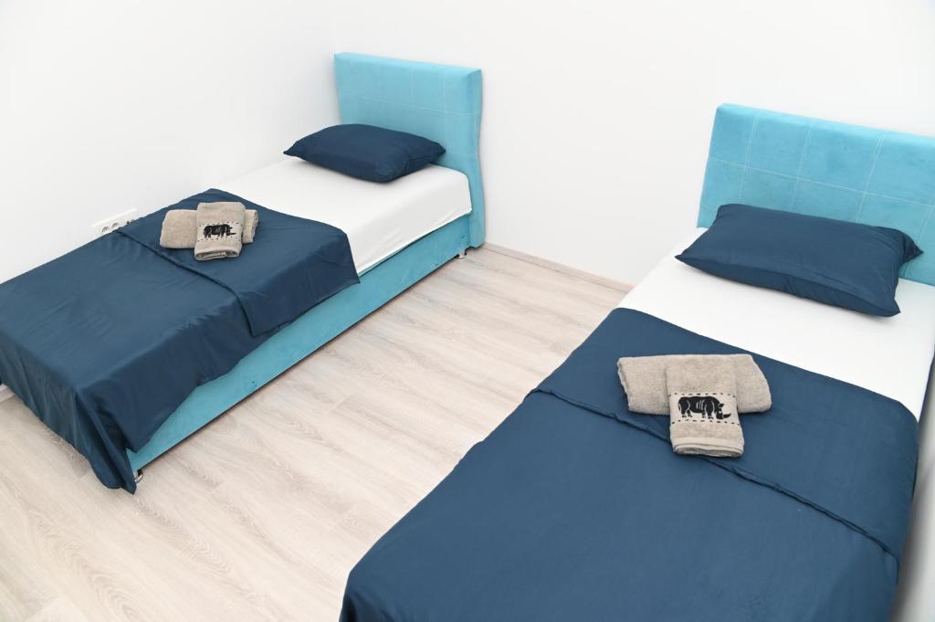 IvanicaにあるVilla Panorama - autumn luxury villa - heated pool and jacuzziの青と白の部屋にベッドが2つある