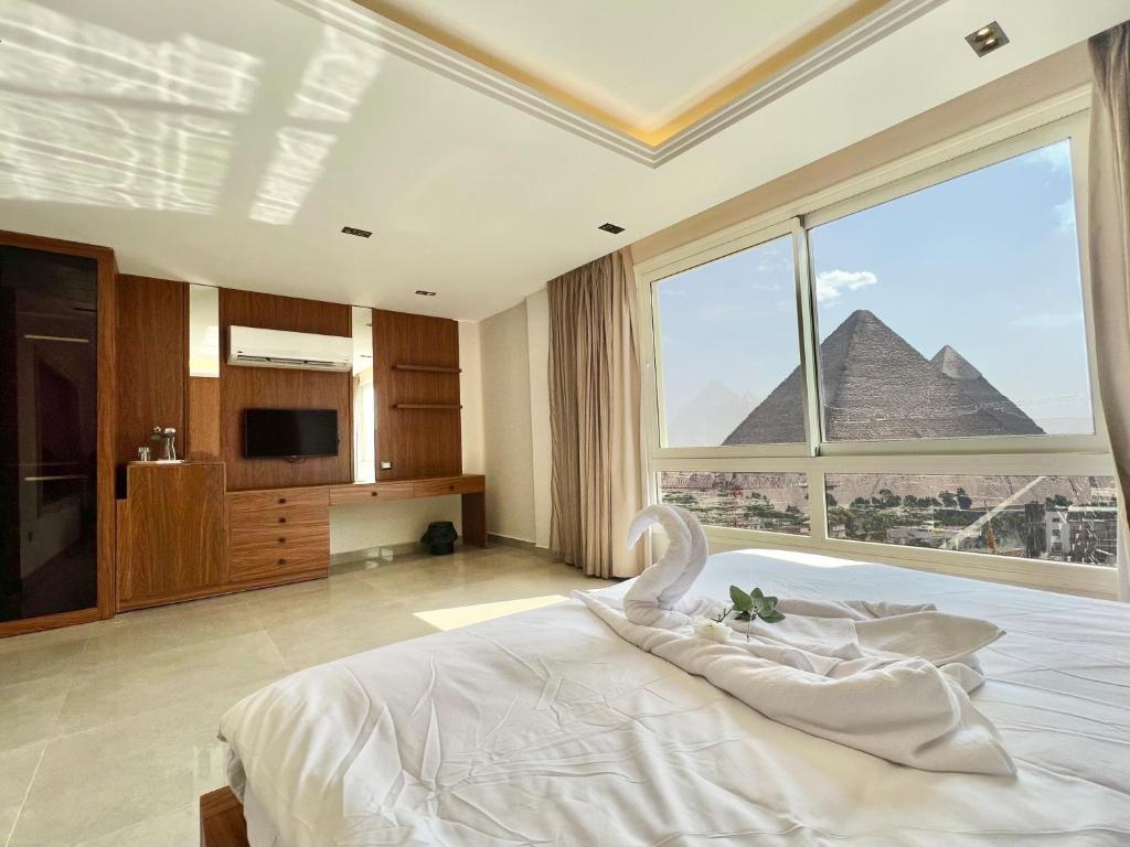 Postel nebo postele na pokoji v ubytování Gaia Pyramids View INN