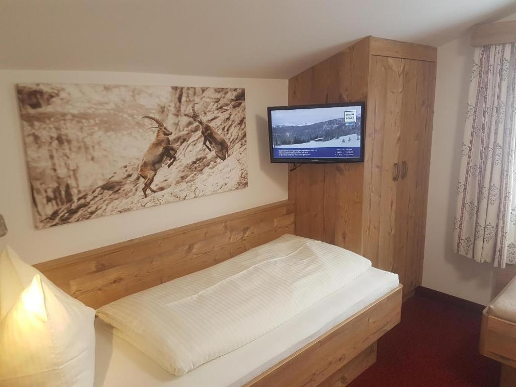Postel nebo postele na pokoji v ubytování Flo's Design Suite, Rooms & Breakfast