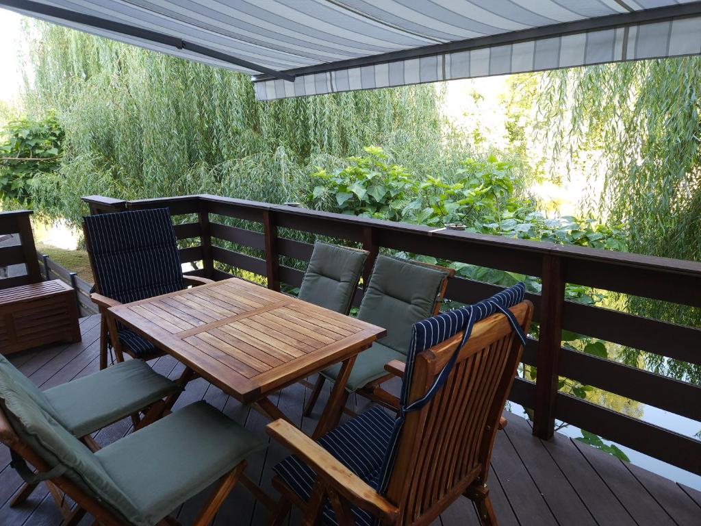 Beachfront · Private Beach Apartment Kostanjevica na Krki - Housity