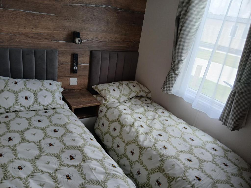 Postel nebo postele na pokoji v ubytování 3-Bed Caravan - Haven Lakeland Leisure Park