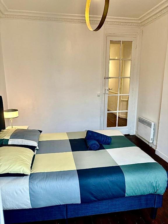 Letto o letti in una camera di Guest House Tour Eiffel Paris