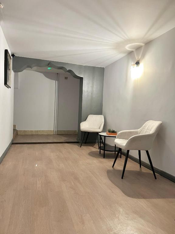 TV a/nebo společenská místnost v ubytování Hotel De La Gare