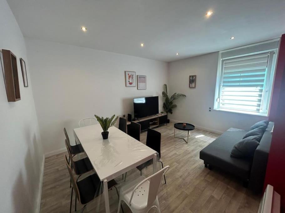 un salon avec une table et un canapé dans l'établissement La petite pause - Proche Amneville Thionville Lux, à Serémange-Erzange