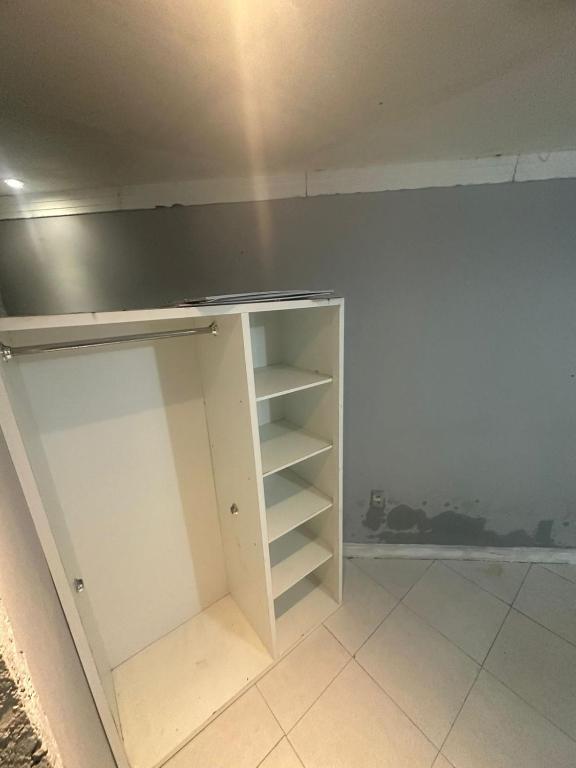 Un armario blanco con un estante y techo en Casa Vila nova, en Porto Belo