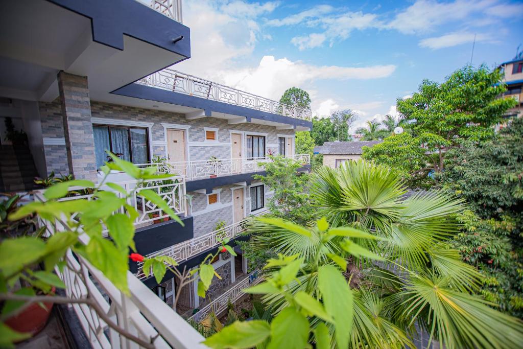 Taman di luar Basundhara Resort Pokhara