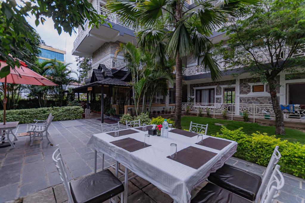 Taman di luar Basundhara Resort Pokhara