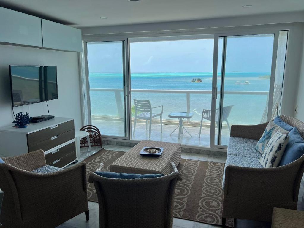 un salon avec vue sur l'océan dans l'établissement Apartamentos con playa privada y vista al mar, à San Andrés