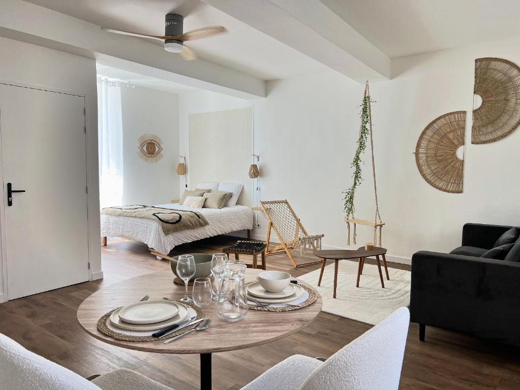 un salon avec une table et un lit dans l'établissement Les Loges des Coteaux - Loge 1 - Luxury lodges with jacuzzi, à Blaye