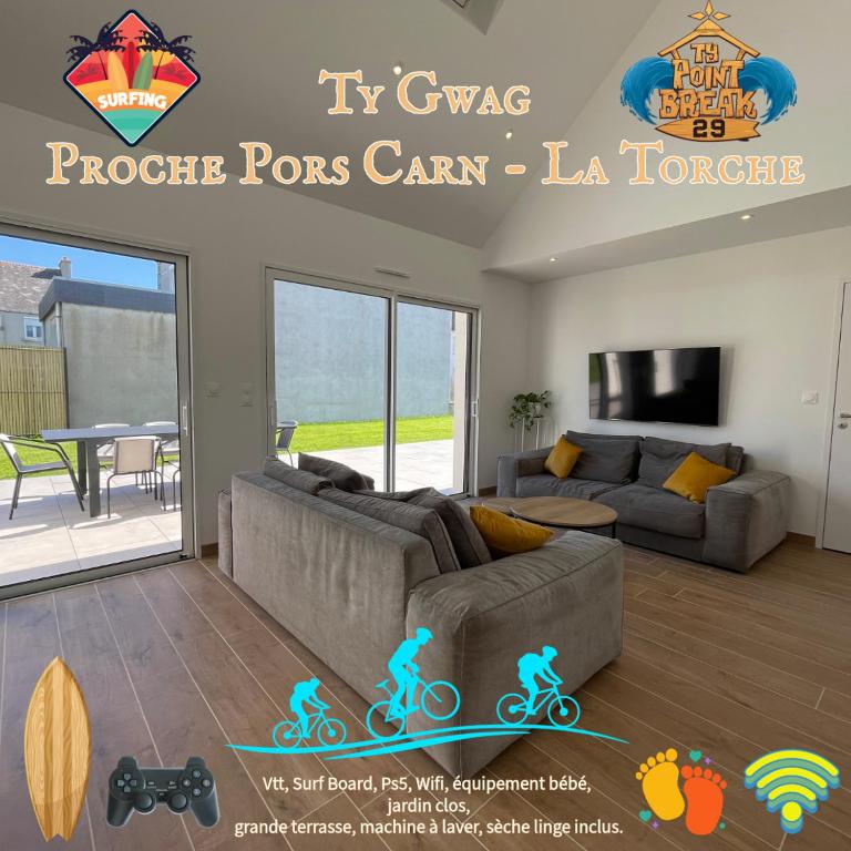 un salon avec un canapé et une table dans l'établissement Ty Gwag Plain-Pied proche plage de Pors Carn, à Penmarcʼh