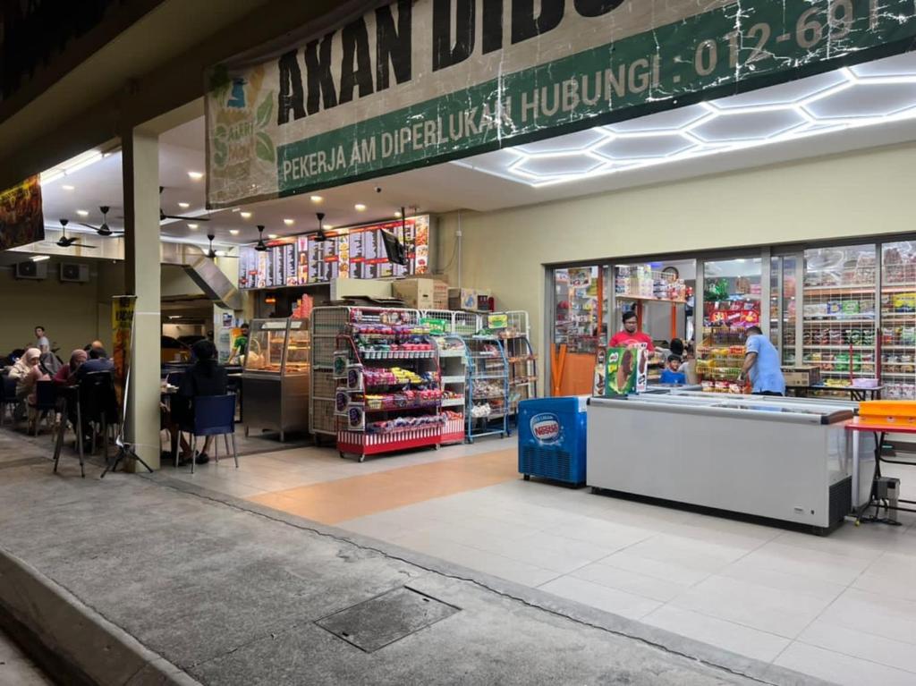Supermarket nebo jiné obchody v  apartmánu nebo okolí