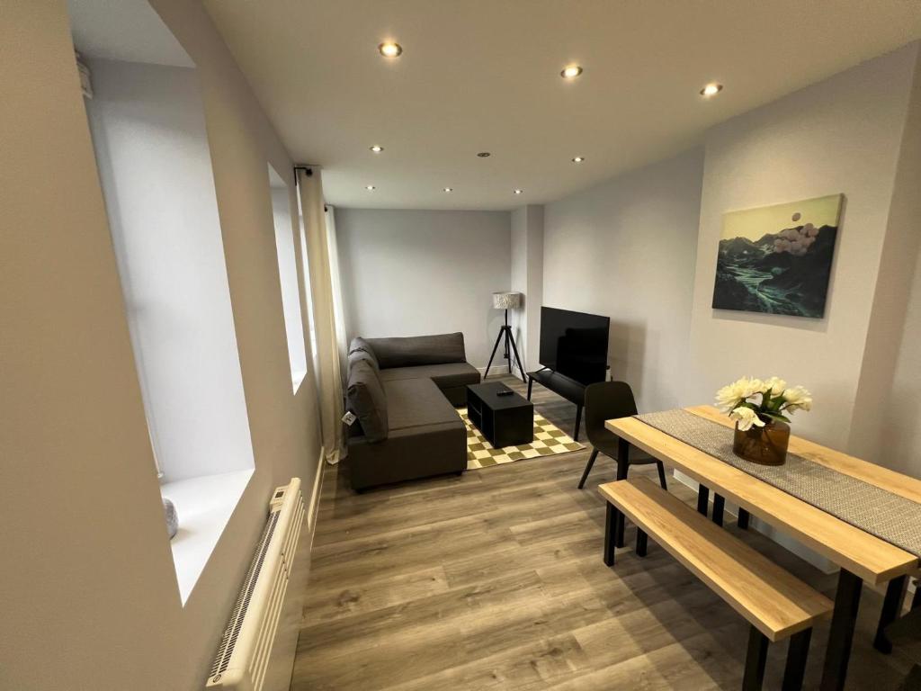 Queen Apartment - High Spec - En-Suites - 7 Guests, Abingdon (updated ...