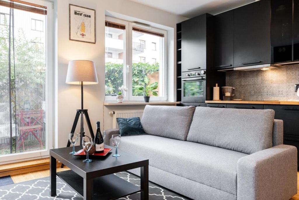 Posedenie v ubytovaní Modern 70m Apartment With Private Garden Metro