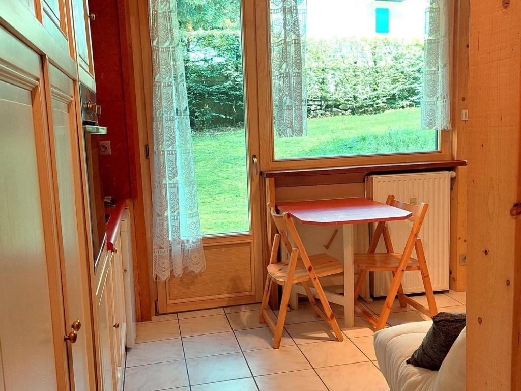 Cette chambre dispose d'une petite table et de chaises. dans l'établissement Studio Chamonix rénové, proche centre et télécabine, animaux admis, parking - FR-1-517-3, à Chamonix-Mont-Blanc