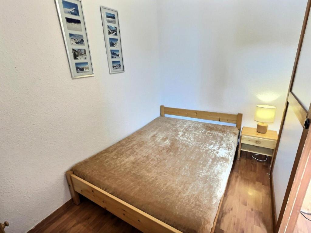 Posteľ alebo postele v izbe v ubytovaní Résidence Rond-point Des Pistes Iii - Appartement 2 pièces pour 4 personnes situé à Val d’Isère, skis aux pieds et à 500m du centre du village, navettes gratuites au MAE-1798