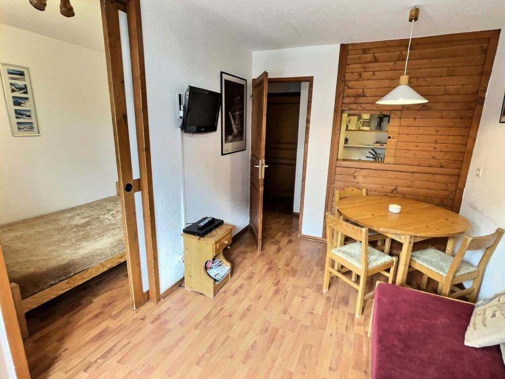 Televízia a/alebo spoločenská miestnosť v ubytovaní Résidence Rond-point Des Pistes Iii - Appartement 2 pièces pour 4 personnes situé à Val d’Isère, skis aux pieds et à 500m du centre du village, navettes gratuites au MAE-1798